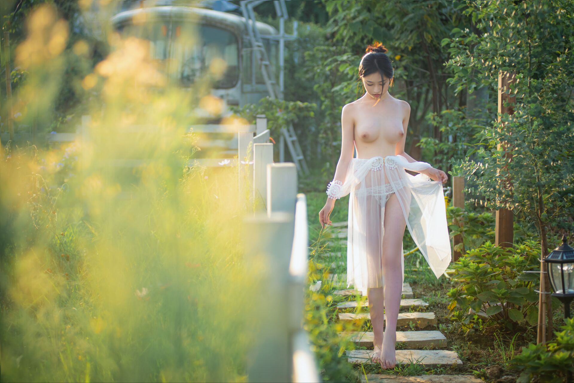 Niên Niên 《Thần Minh Chi Nữ》