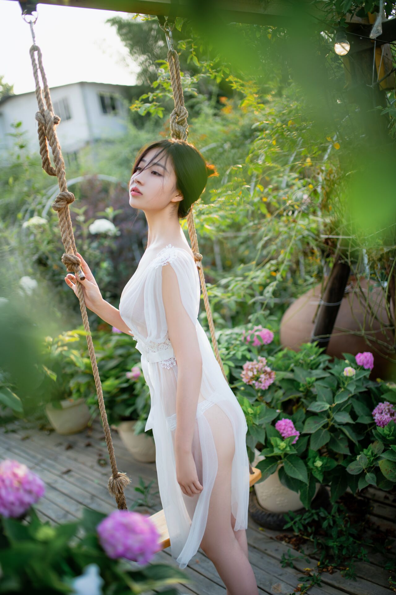 Niên Niên 《Thần Minh Chi Nữ》