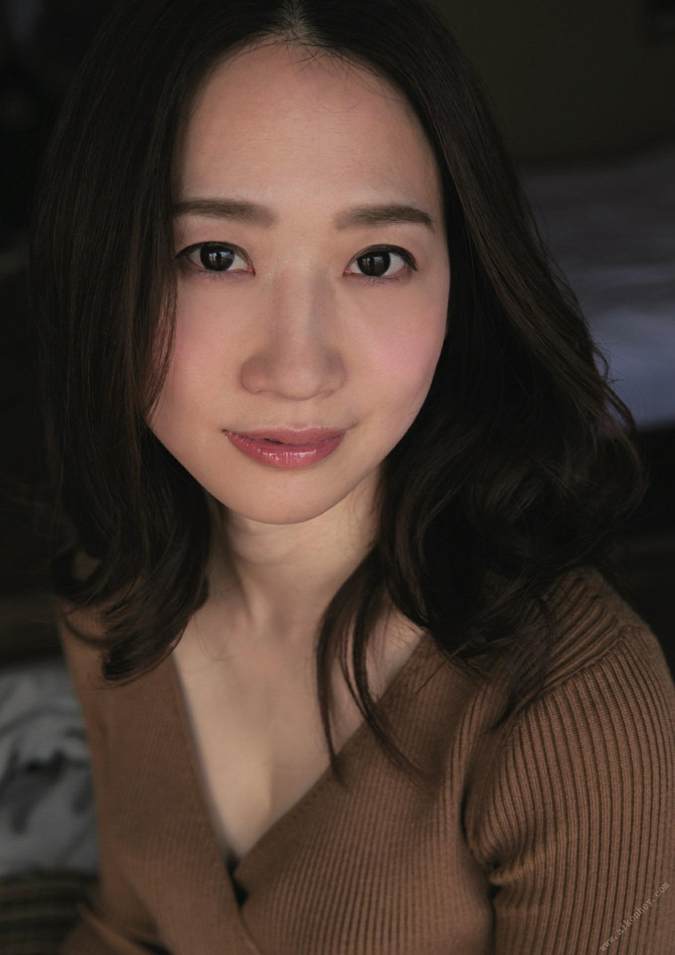 水戸かな1st写真集『逢瀬』82P
