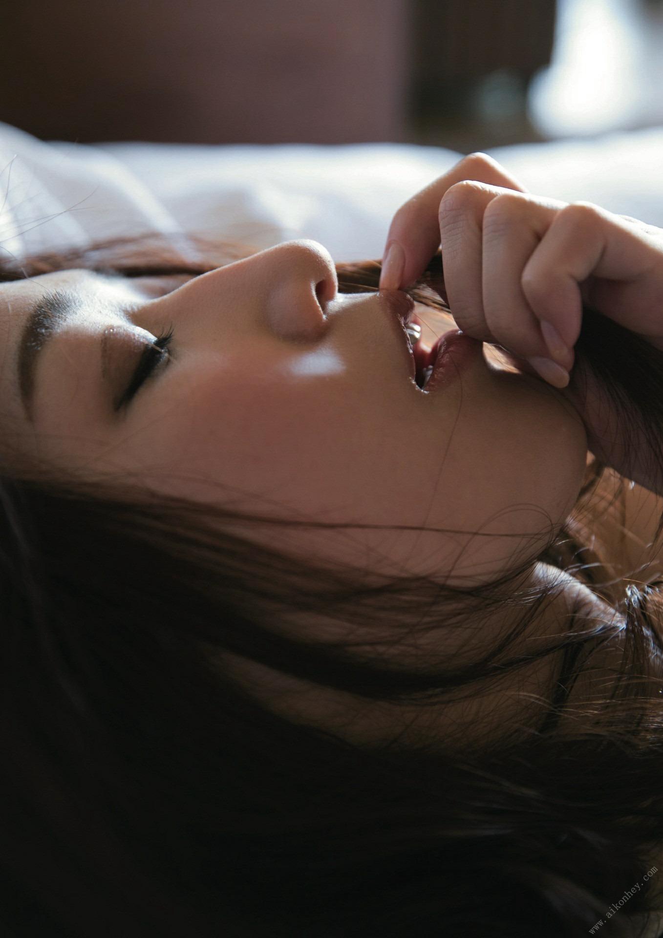 水戶佳奈 1st 攝影集 『逢瀬』 82頁