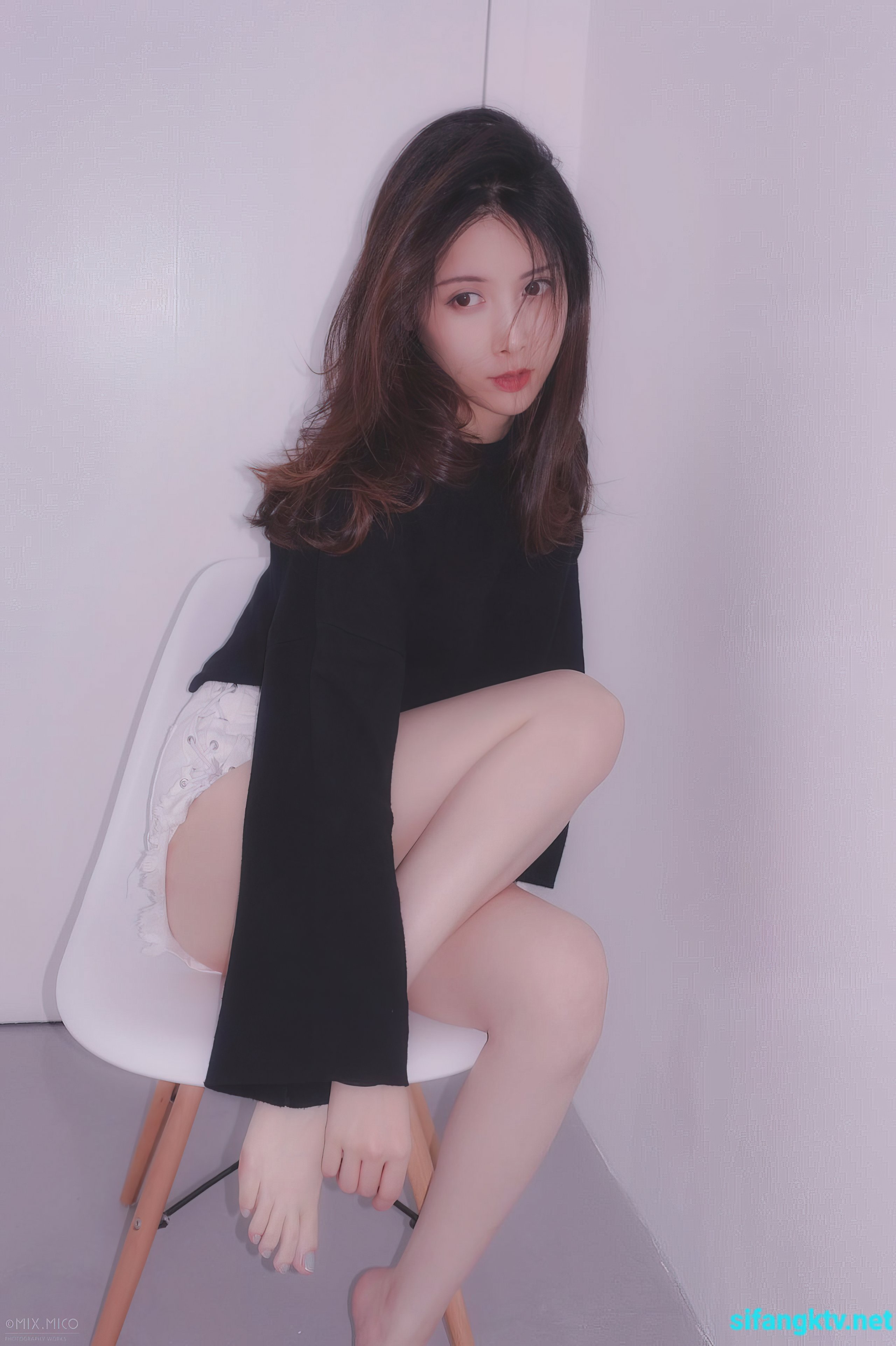Photographer mix, multiple models, large-scale works without holy light