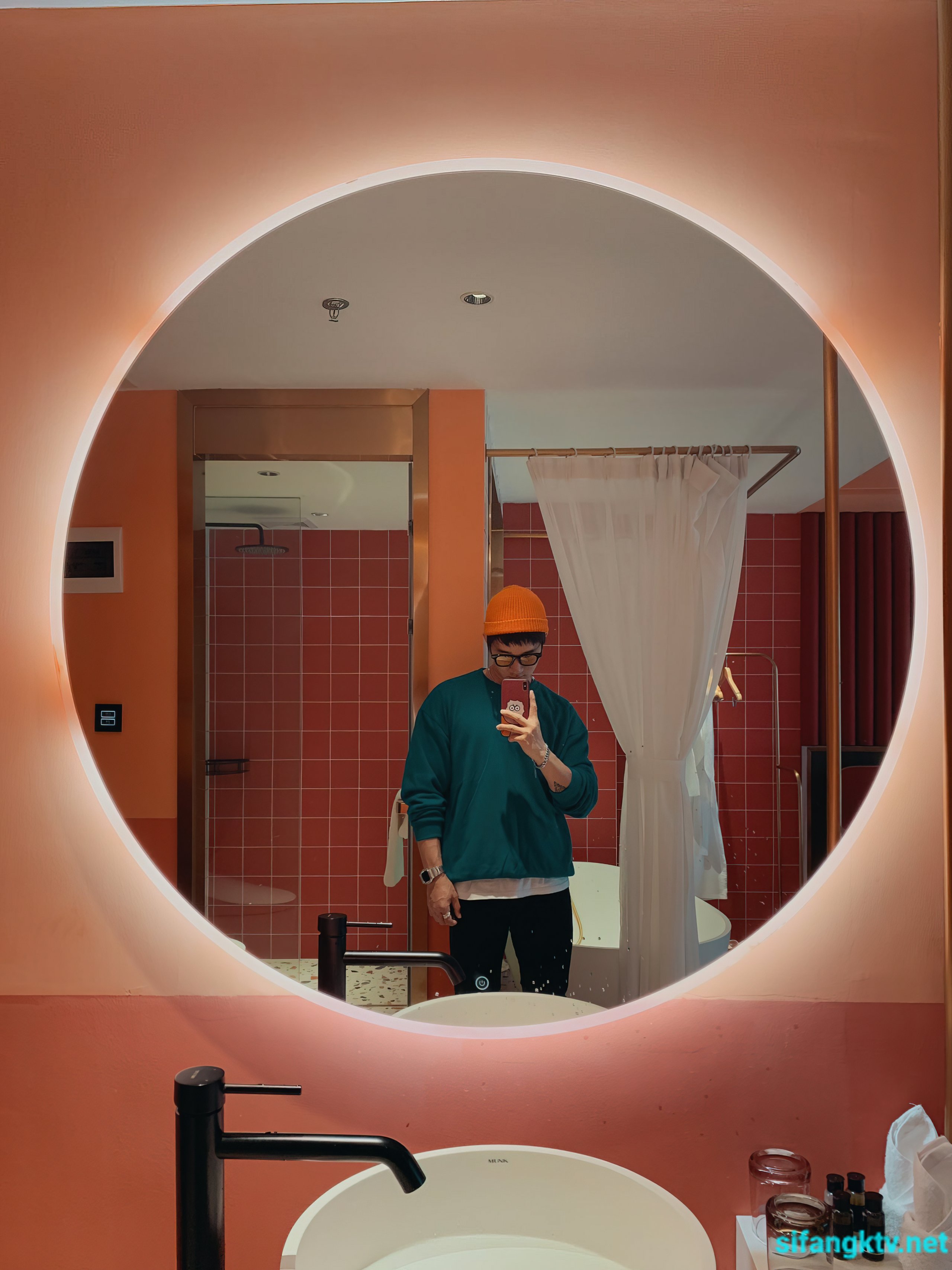 Photographer mix, multiple models, large-scale works without holy light