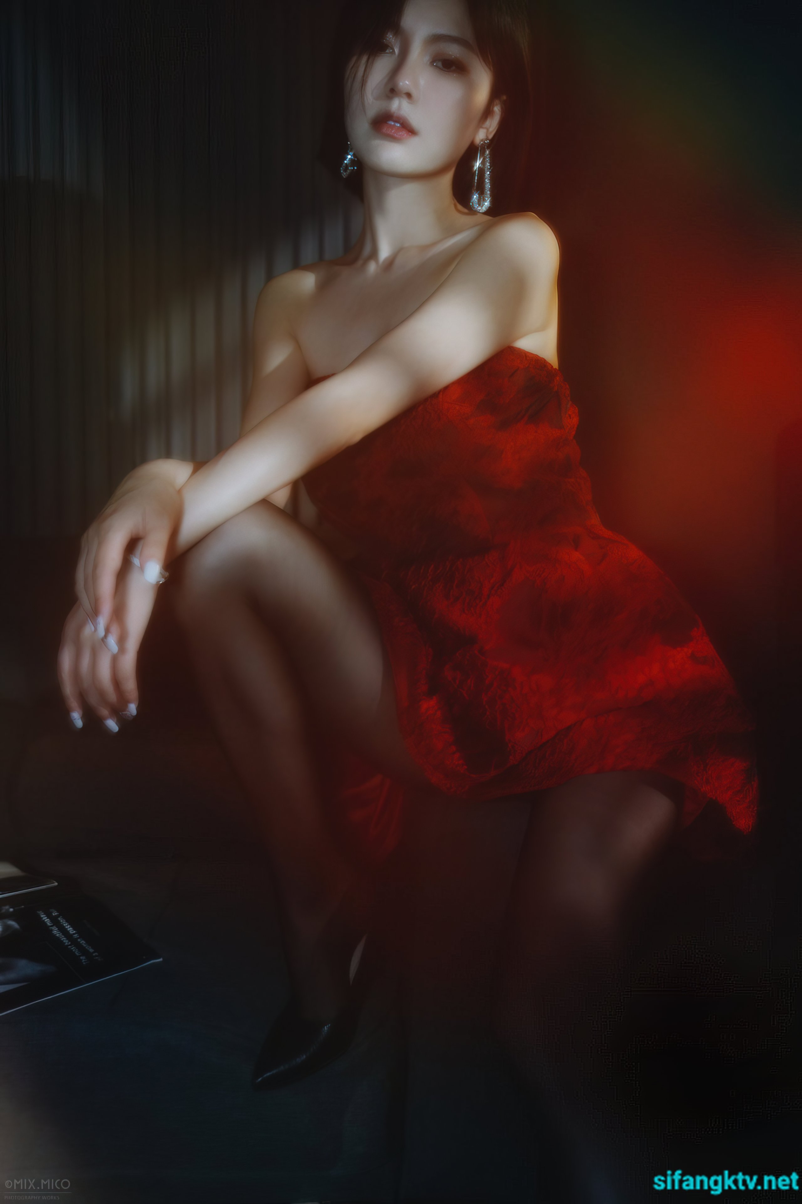 Photographer mix, multiple models, large-scale works without holy light