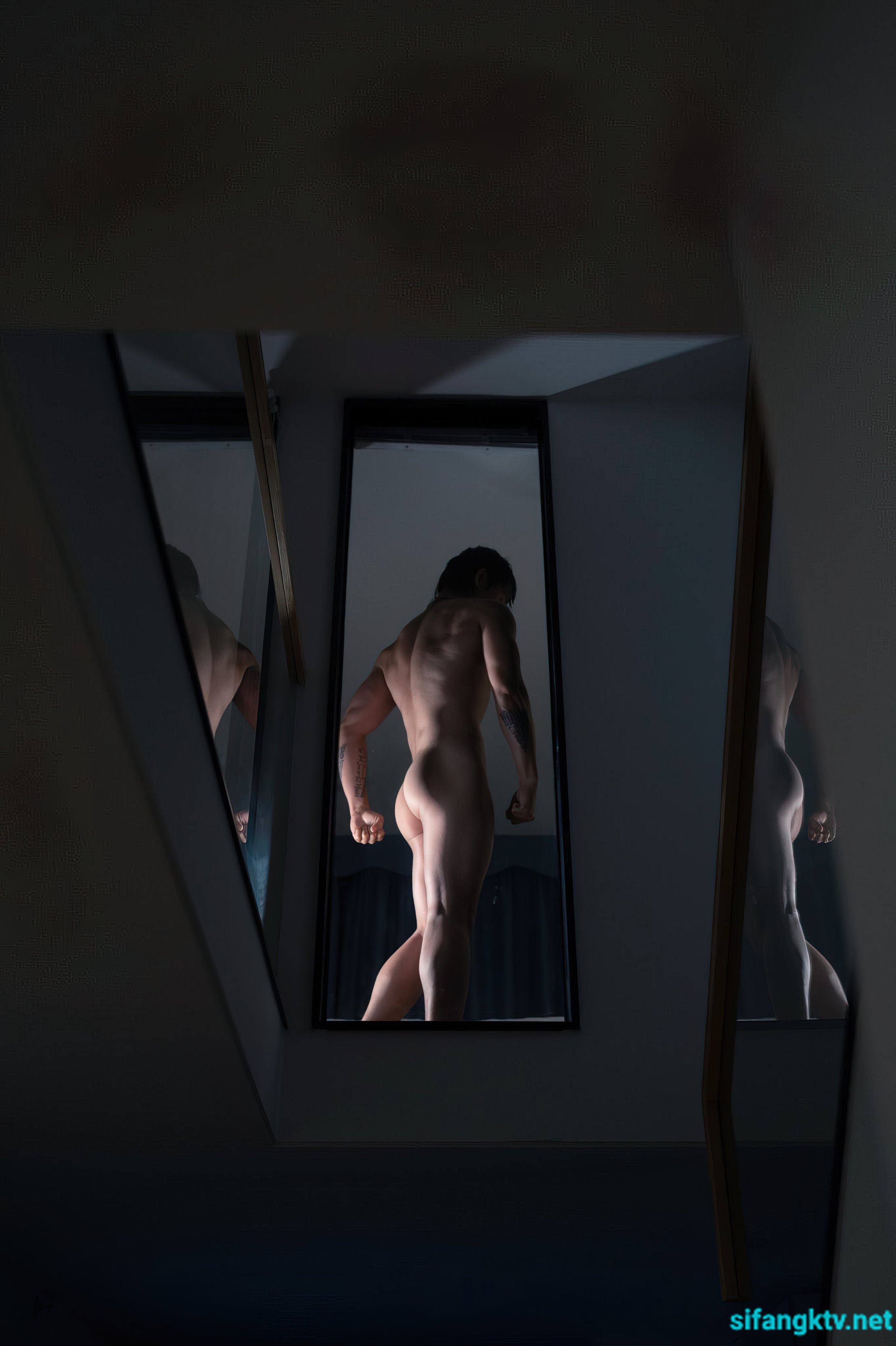 Photographer mix, multiple models, large-scale works without holy light