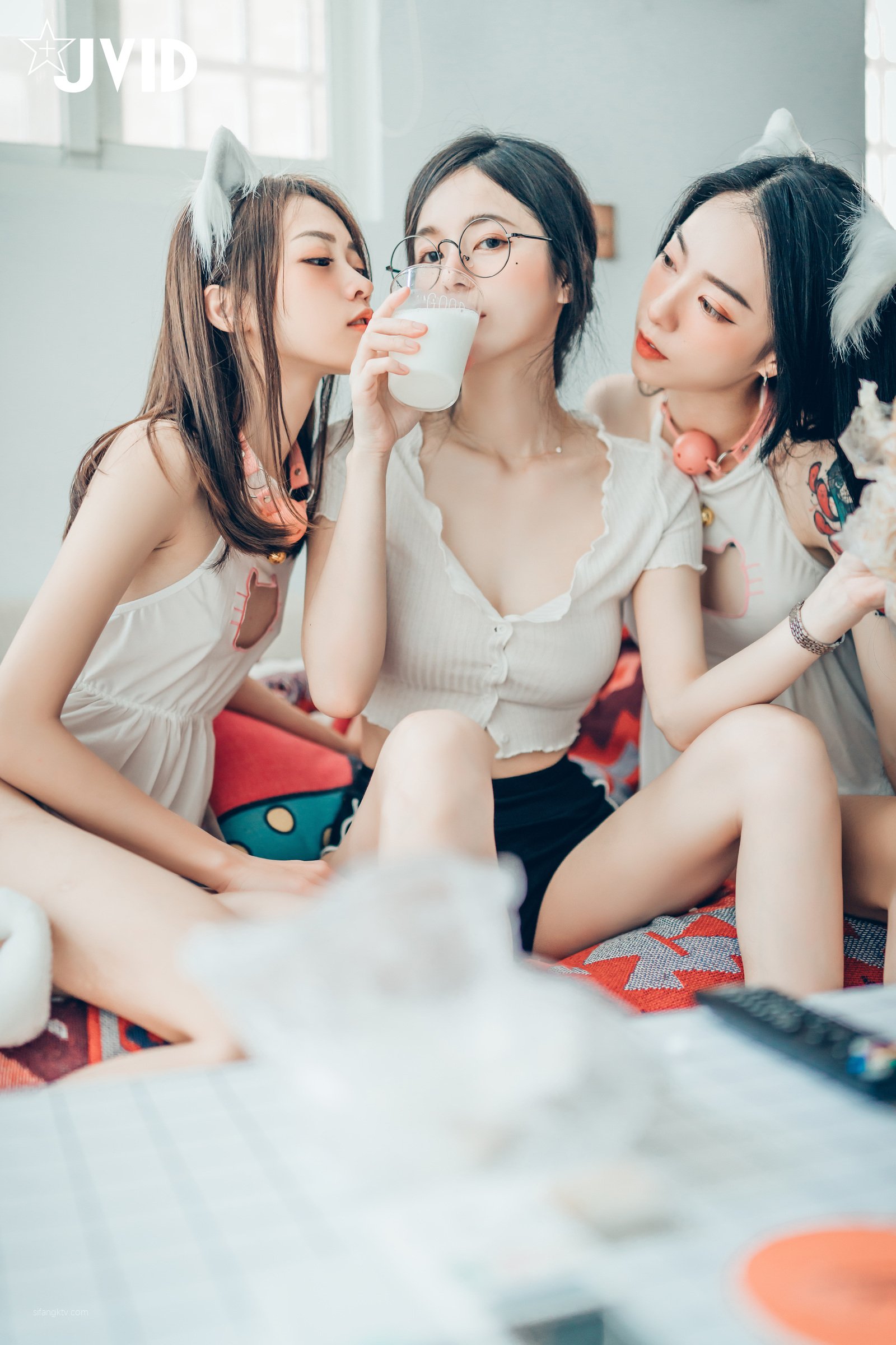 Piao Piao+妍妍 -[Jvid] She and her two cats (P)
