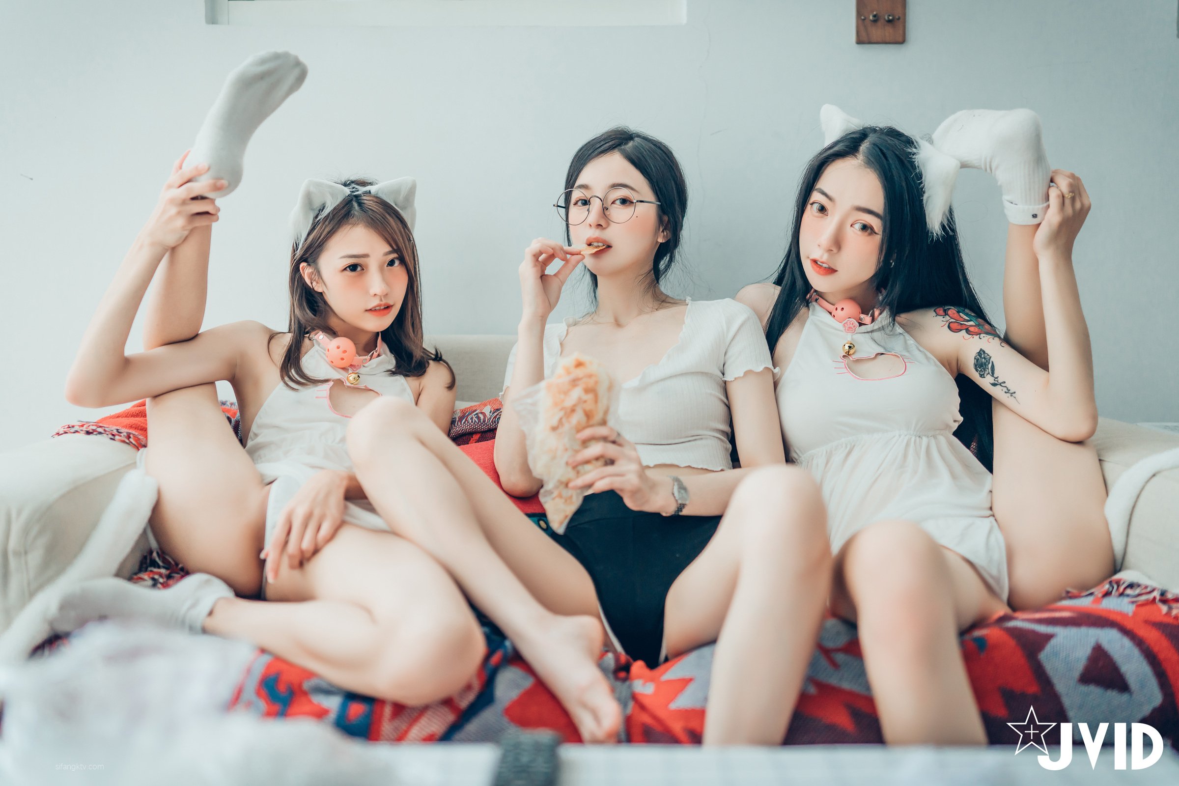 Piao Piao+妍妍 -[Jvid] She and her two cats (P)