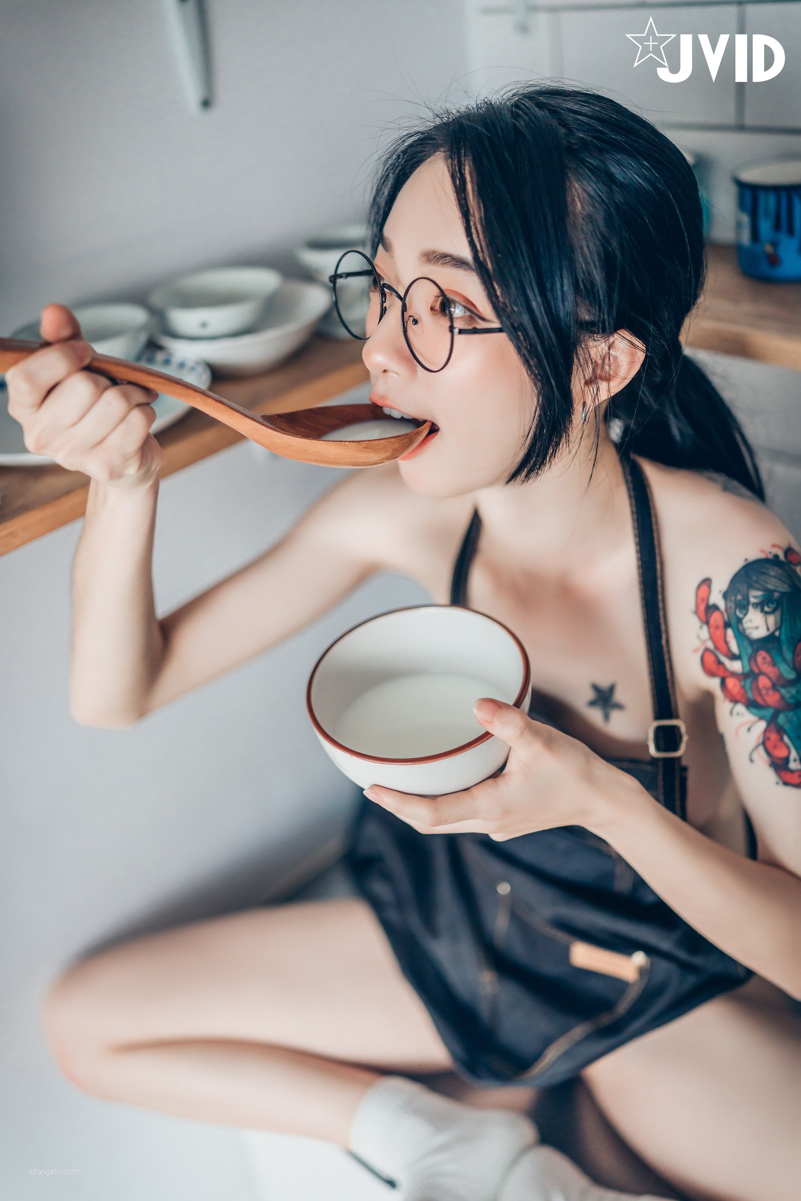 Piao Piao+妍妍 -[Jvid] She and her two cats (P)