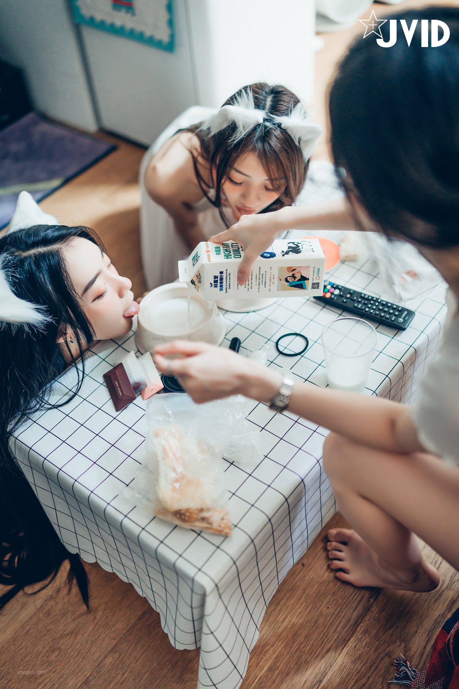 Piao Piao+妍妍 -[Jvid] She and her two cats (P)