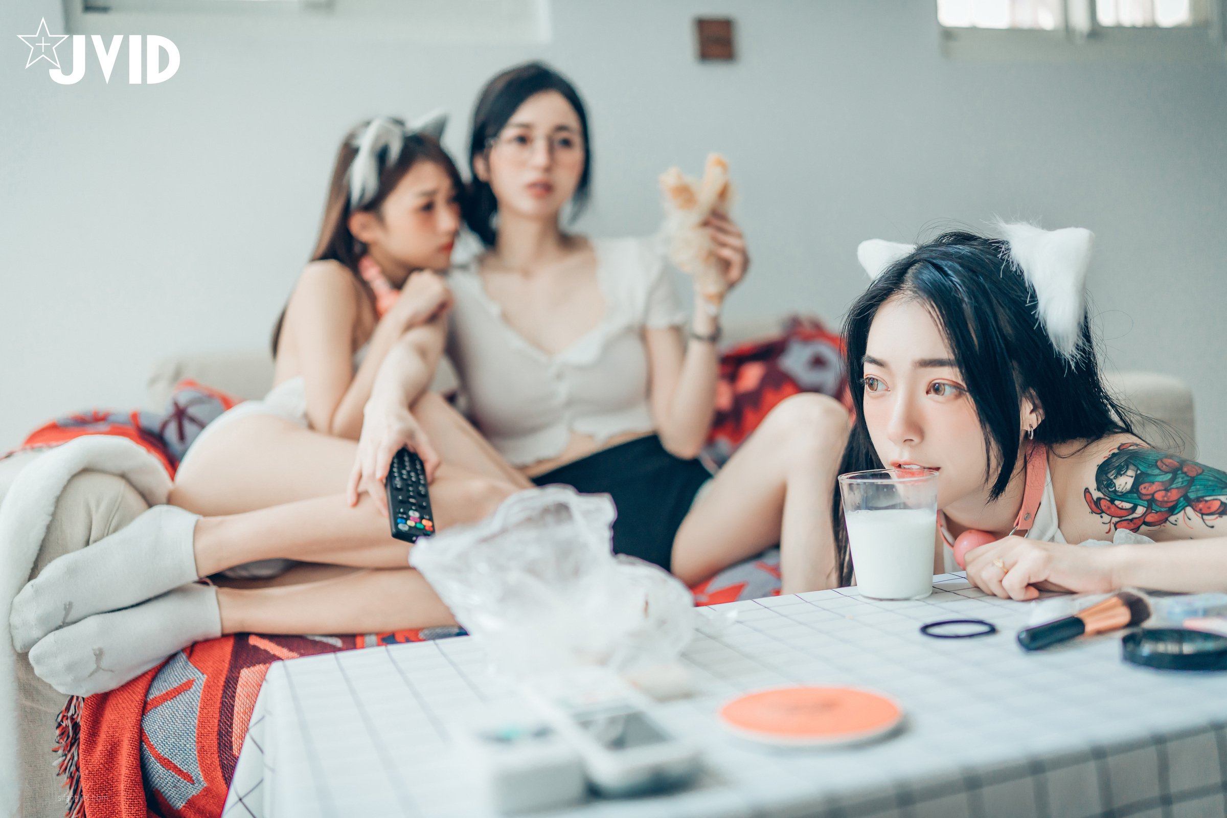 Piao Piao+妍妍 -[Jvid] She and her two cats (P)