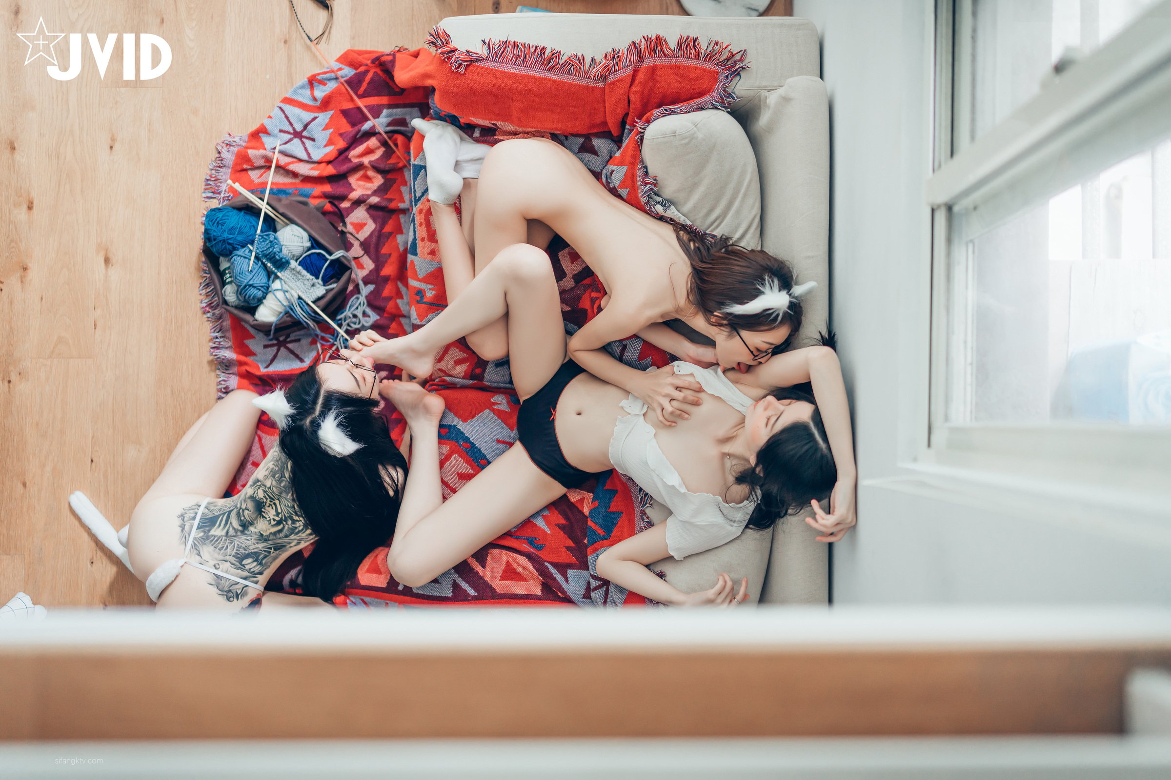 Piao Piao+妍妍 -[Jvid] She and her two cats (P)