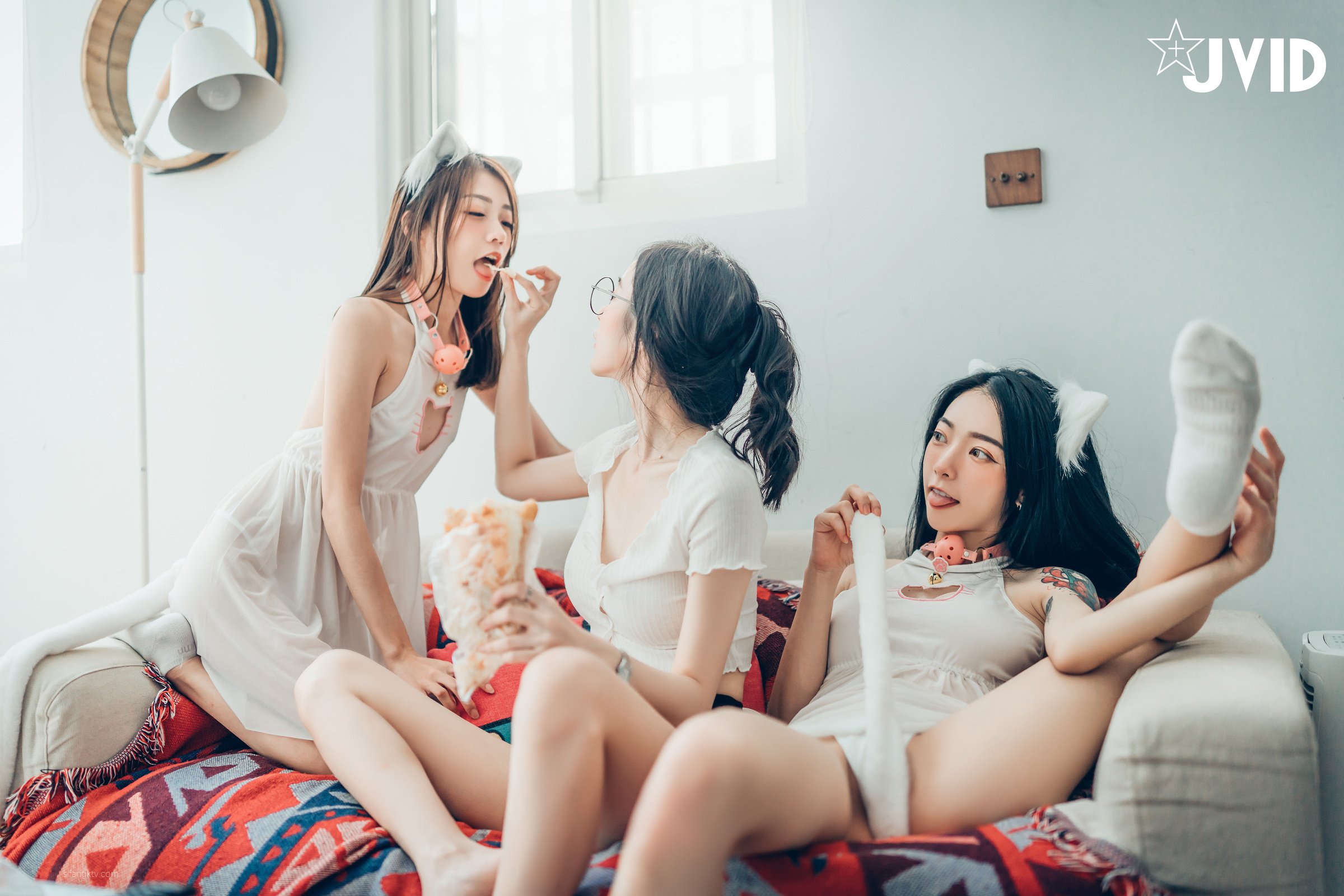 Piao Piao+妍妍 -[Jvid] She and her two cats (P)