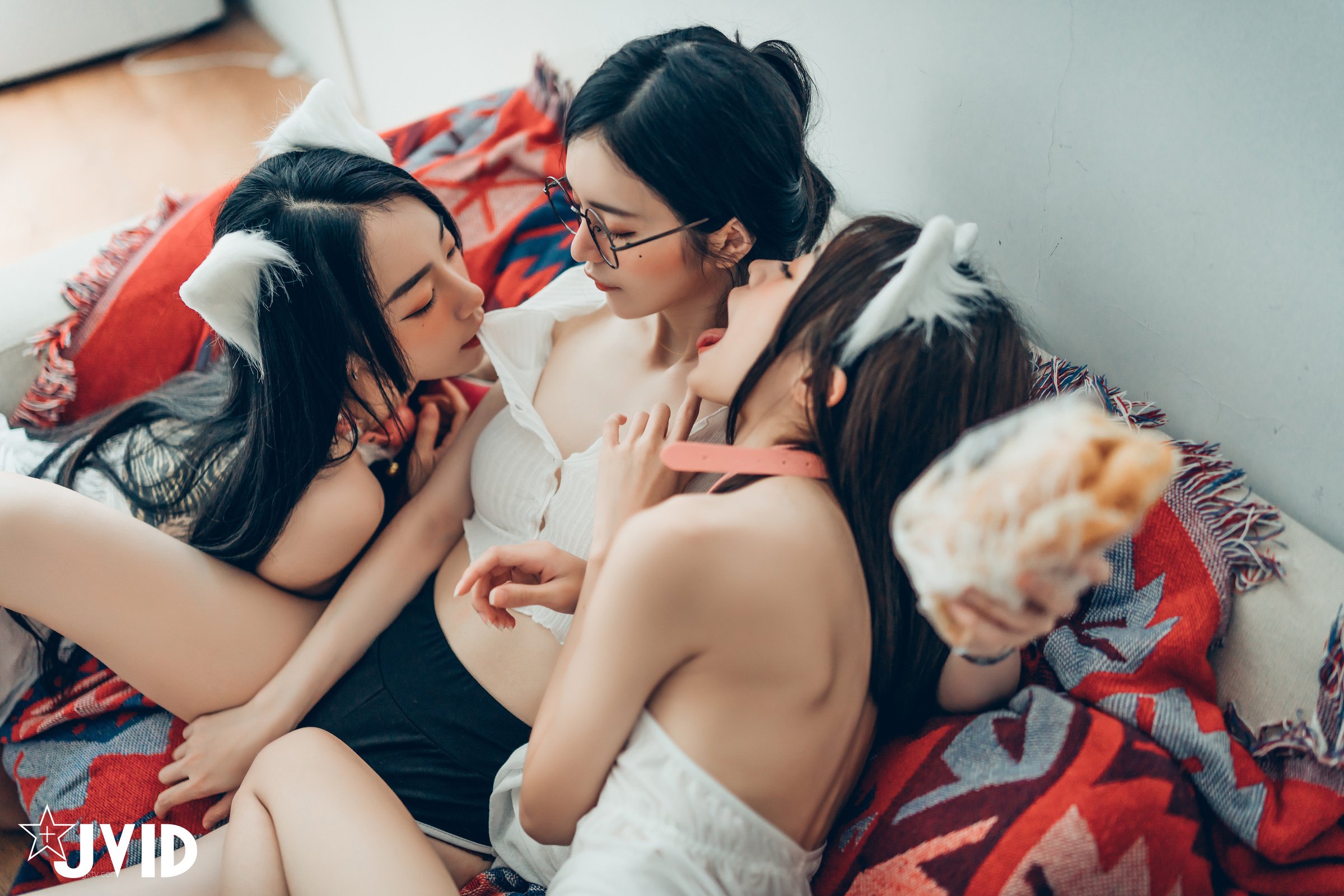 Piao Piao+妍妍 -[Jvid] She and her two cats (P)