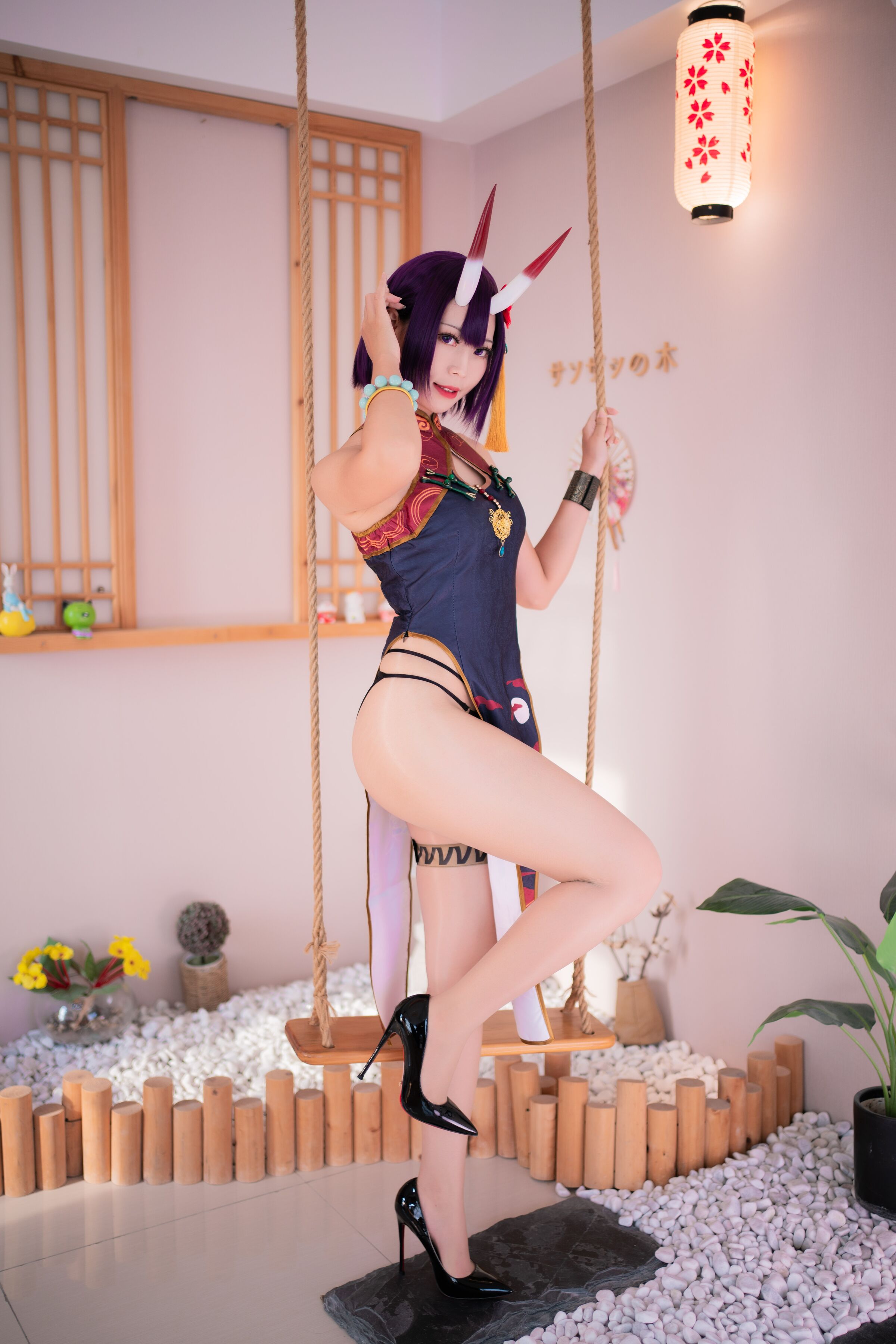 マネー冷冷 酒吞高腰旗袍