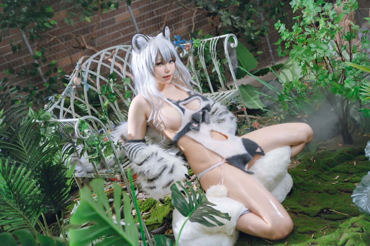 Yi Bei Yi Bei White Tiger