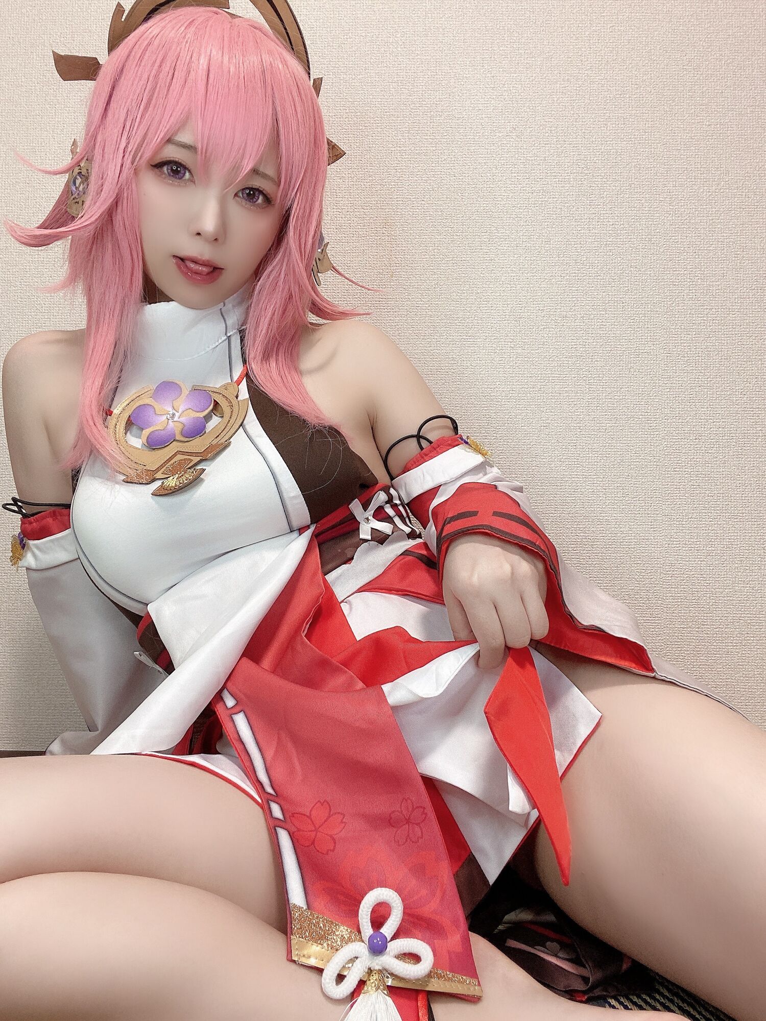 Rizuna - Yae Miko Cosplay Selfie Photobook