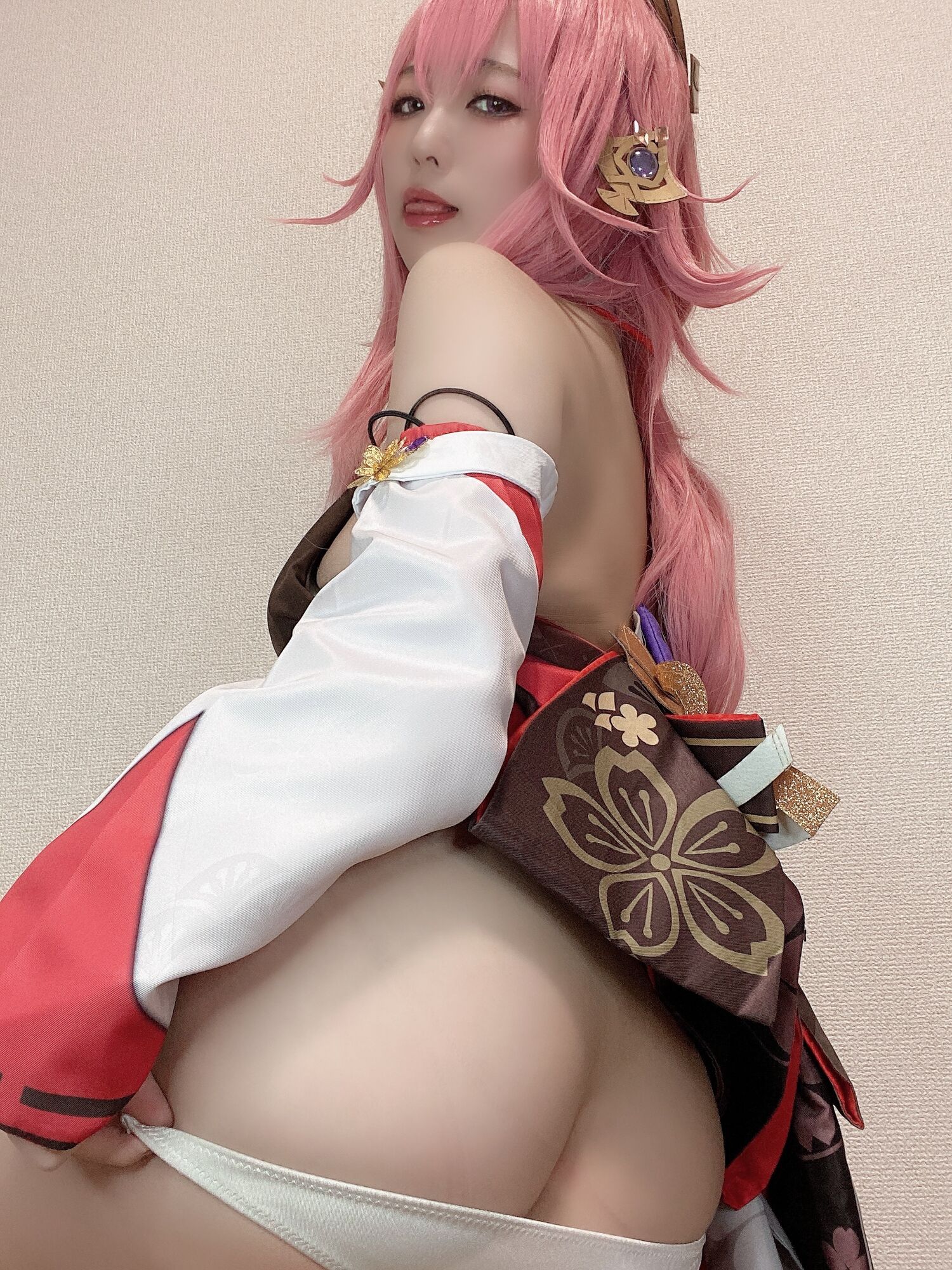 Rizuna - Yae Miko Cosplay Selfie Photobook