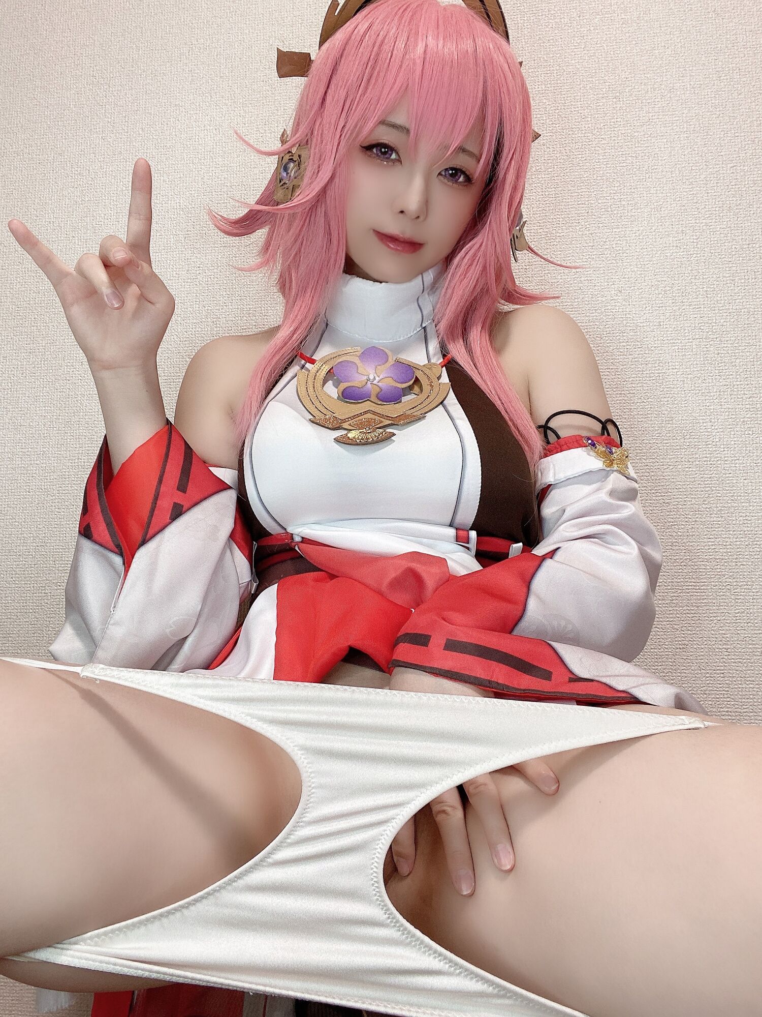 Rizuna - Yae Miko Cosplay Selfie Photobook