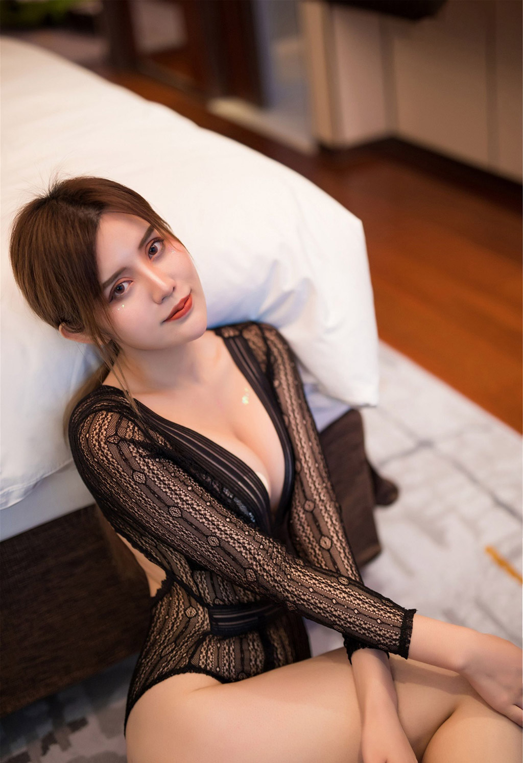 Cris Zhuo Ya Qi's chest and the boundary line of the round buttocks.