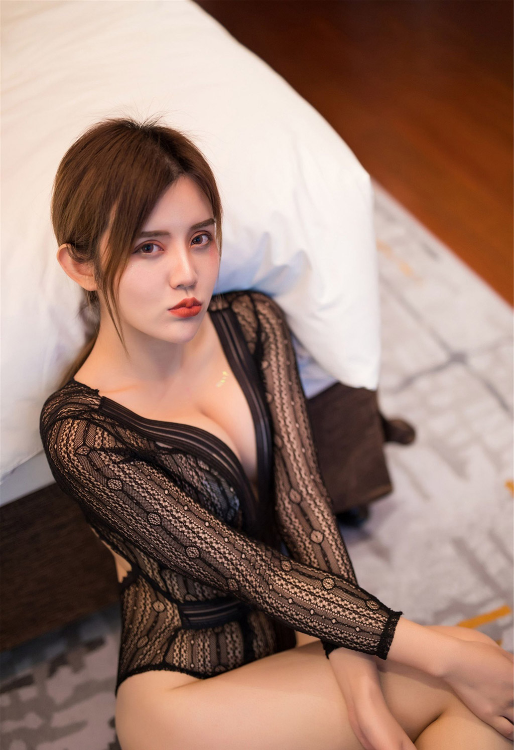 Cris Zhuo Ya Qi's chest and the boundary line of the round buttocks.