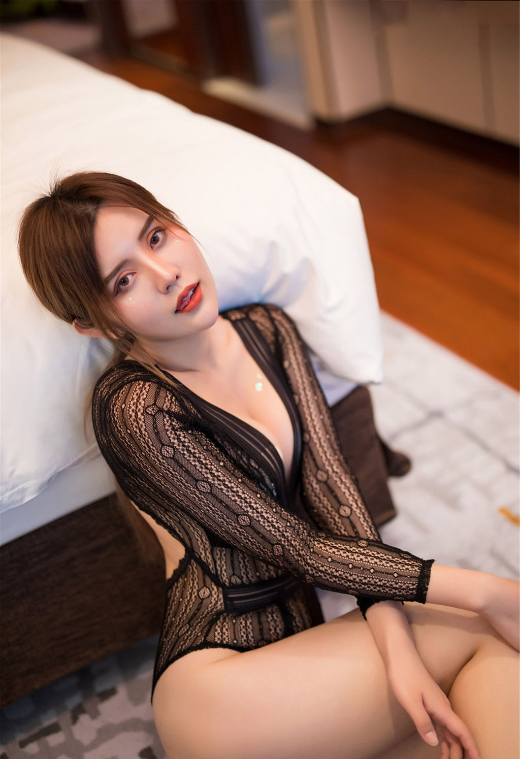 Cris Zhuo Ya Qi's chest and the boundary line of the round buttocks.