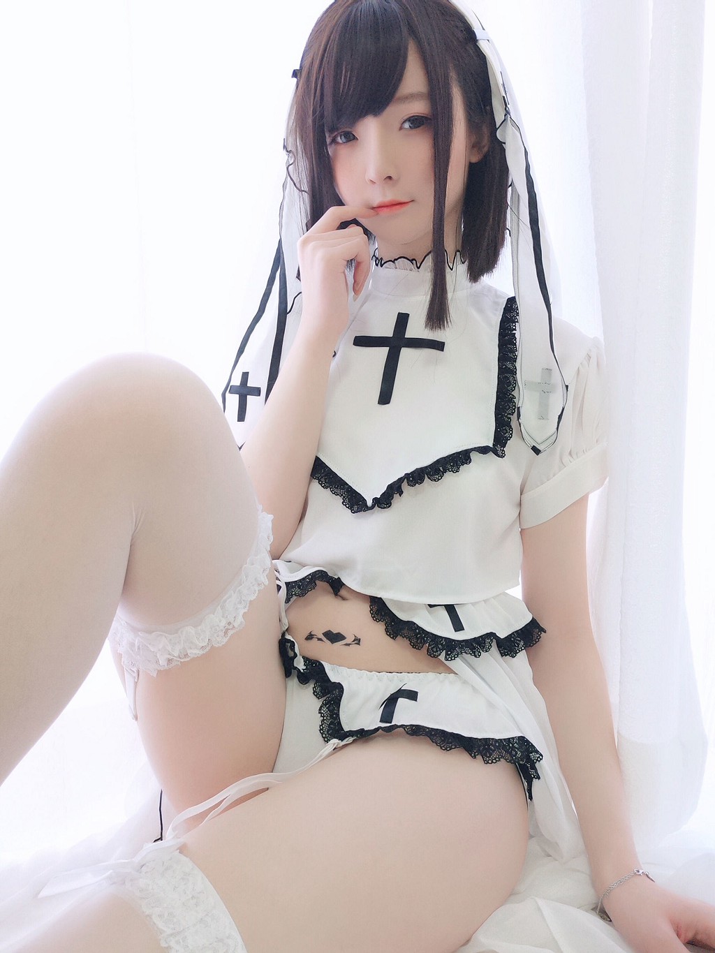 Yixiao Yangze 'White Nun' [Cosplay Welfare] Photo Book [32P