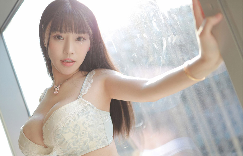 Zhu Ke'er's exquisite lingerie reveals her beautiful breasts, on the verge of spilling out.