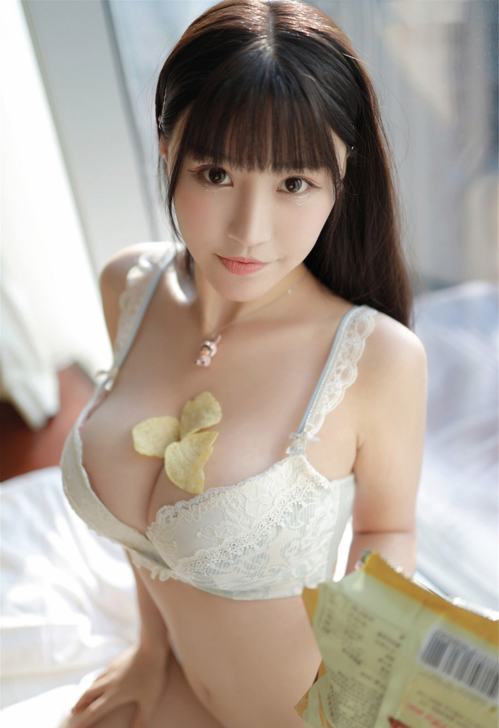 Zhu Ke'er's exquisite lingerie reveals her beautiful breasts, on the verge of spilling out.