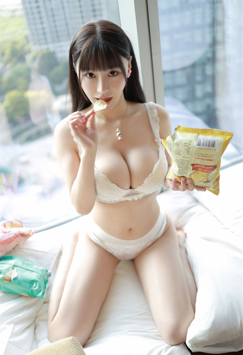 Zhu Ke'er's exquisite lingerie reveals her beautiful breasts, on the verge of spilling out.