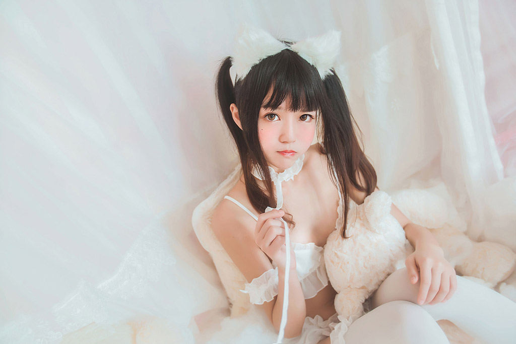 櫻桃喵《白貓》 [蘿莉COS] 寫真集[32P