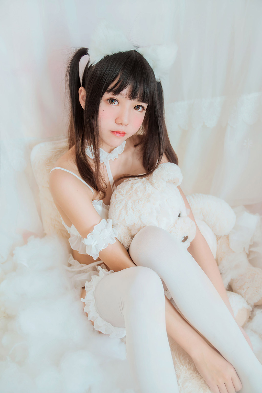 櫻桃喵《白貓》 [蘿莉COS] 寫真集[32P