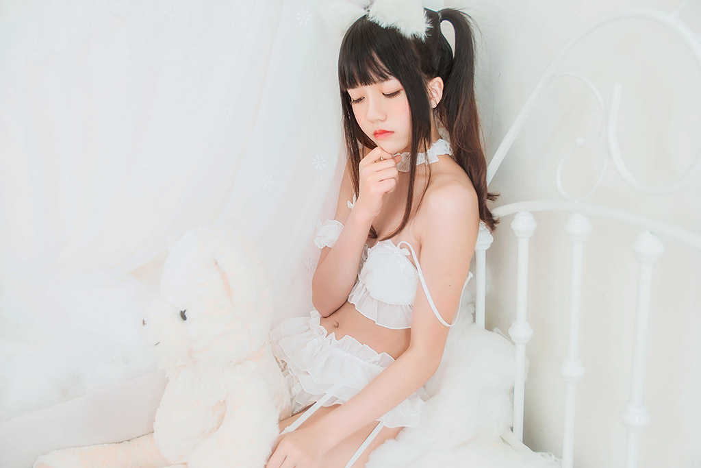 櫻桃喵《白貓》 [蘿莉COS] 寫真集[32P