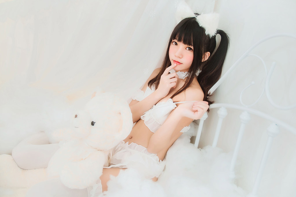 櫻桃喵《白貓》 [蘿莉COS] 寫真集[32P