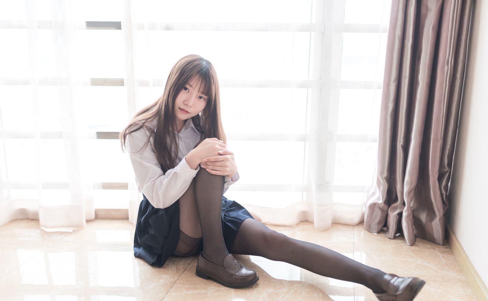ภาพเซ็กซี่ชุดยูนิฟอร์มคอสเพลย์สาวสวยขนาดใหญ่ของวานิลลาเมี่ยวลูลูในถุงน่องดำ