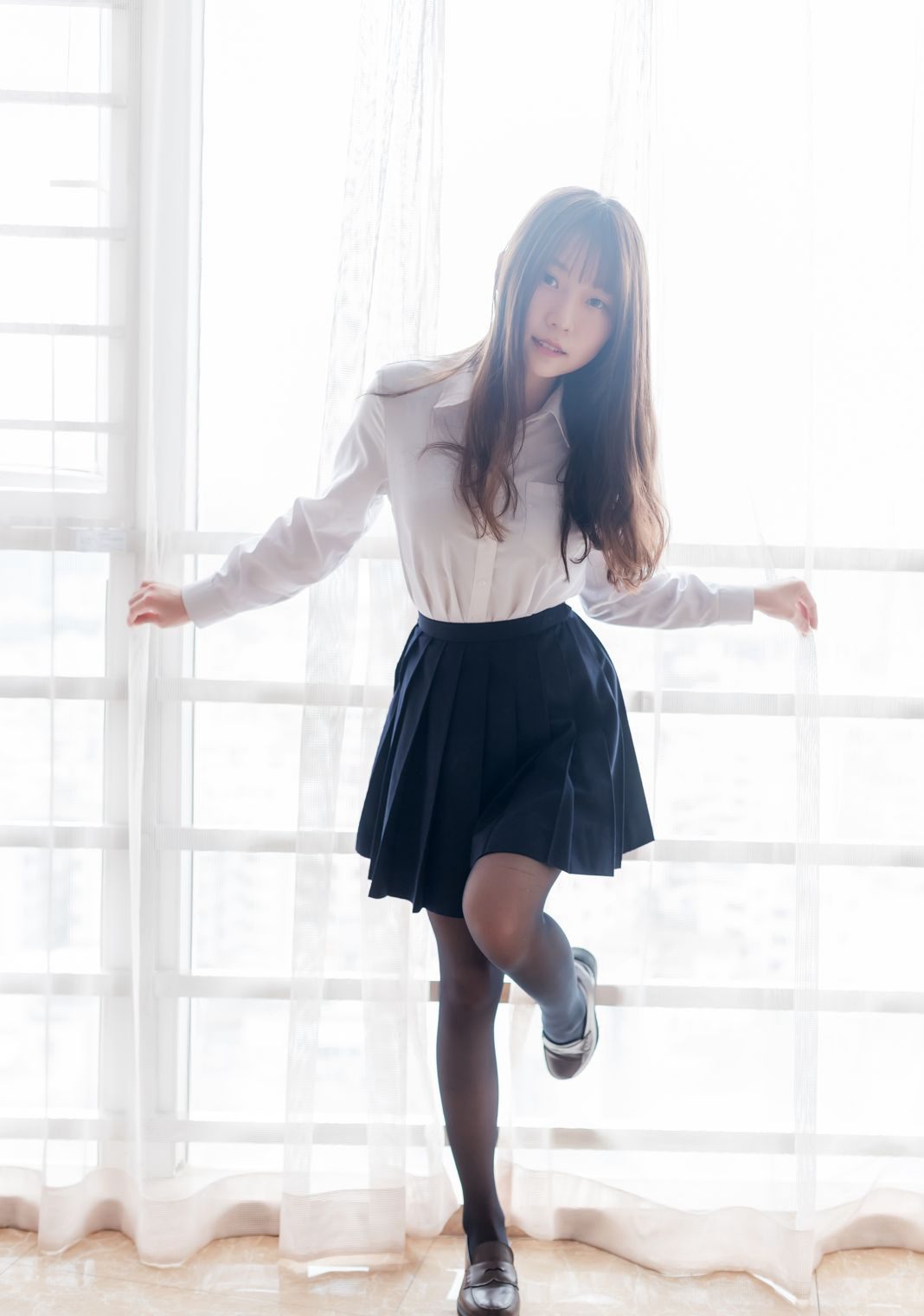 ภาพเซ็กซี่ชุดยูนิฟอร์มคอสเพลย์สาวสวยขนาดใหญ่ของวานิลลาเมี่ยวลูลูในถุงน่องดำ