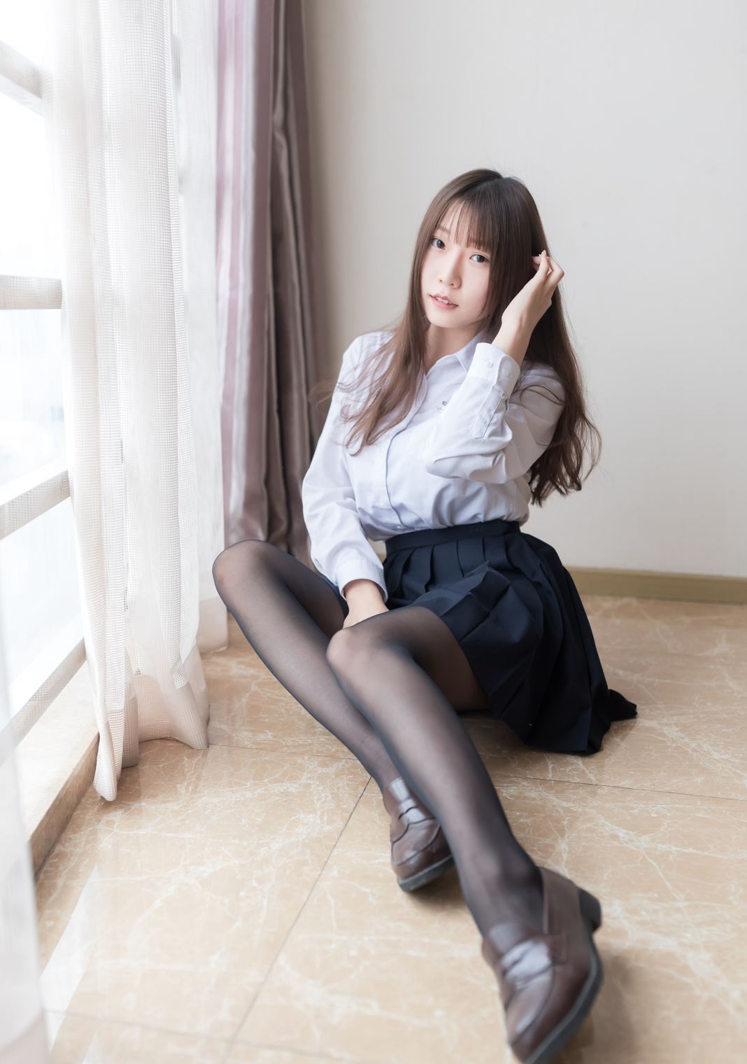 ภาพเซ็กซี่ชุดยูนิฟอร์มคอสเพลย์สาวสวยขนาดใหญ่ของวานิลลาเมี่ยวลูลูในถุงน่องดำ