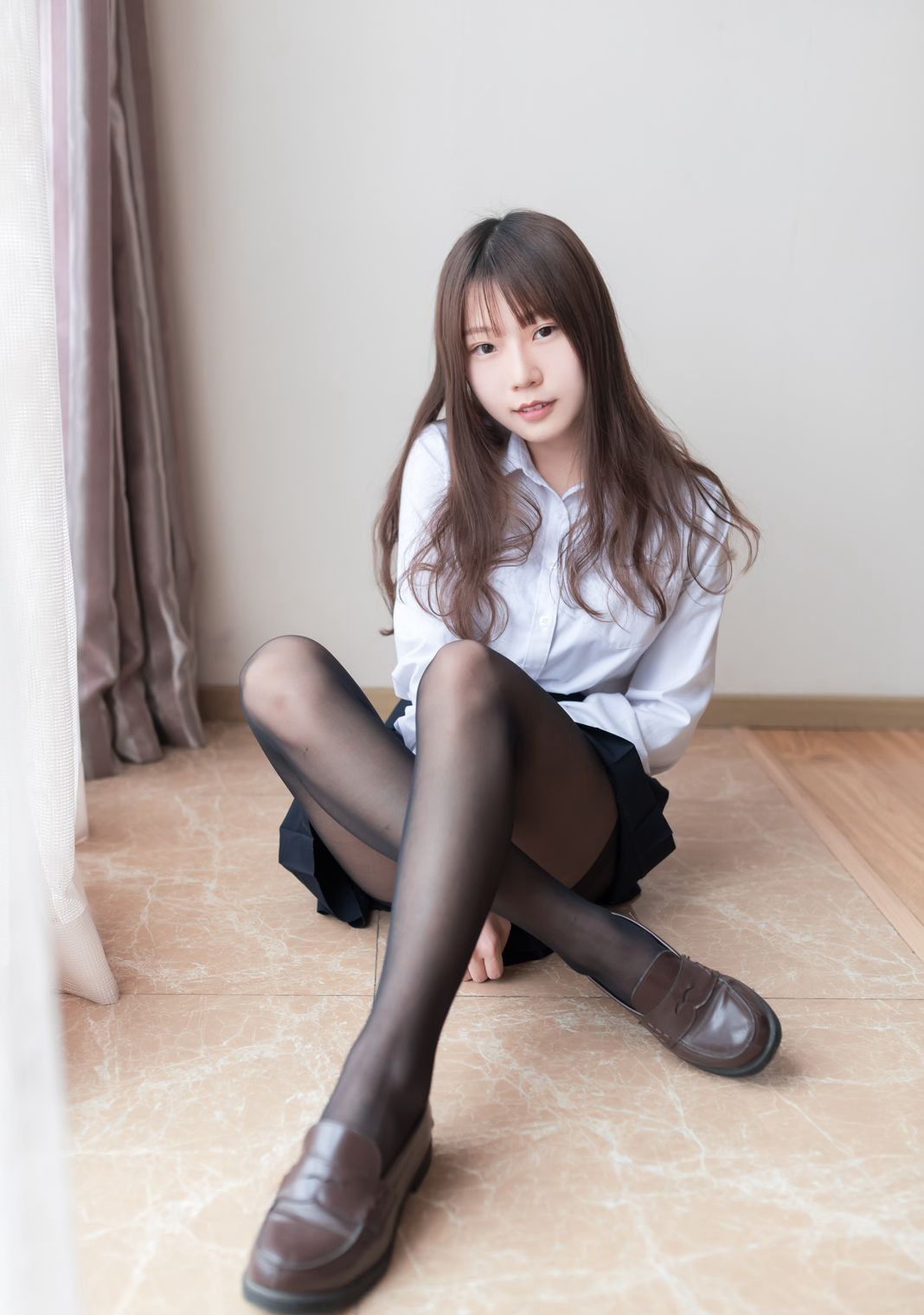 ภาพเซ็กซี่ชุดยูนิฟอร์มคอสเพลย์สาวสวยขนาดใหญ่ของวานิลลาเมี่ยวลูลูในถุงน่องดำ