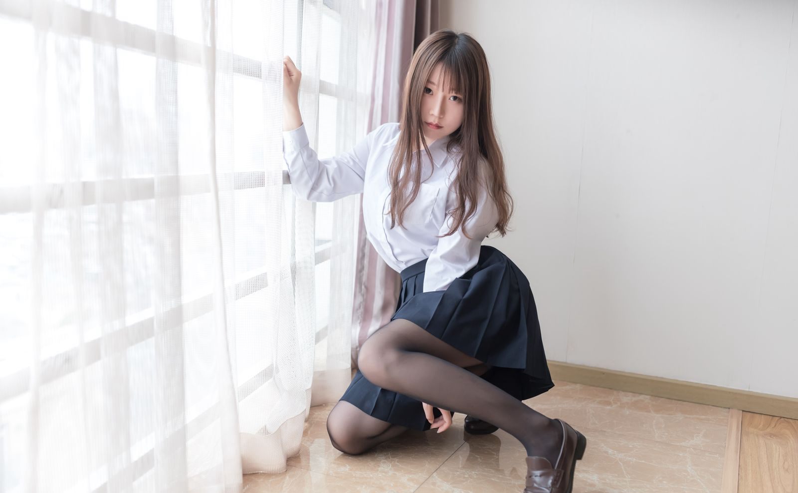 ภาพเซ็กซี่ชุดยูนิฟอร์มคอสเพลย์สาวสวยขนาดใหญ่ของวานิลลาเมี่ยวลูลูในถุงน่องดำ