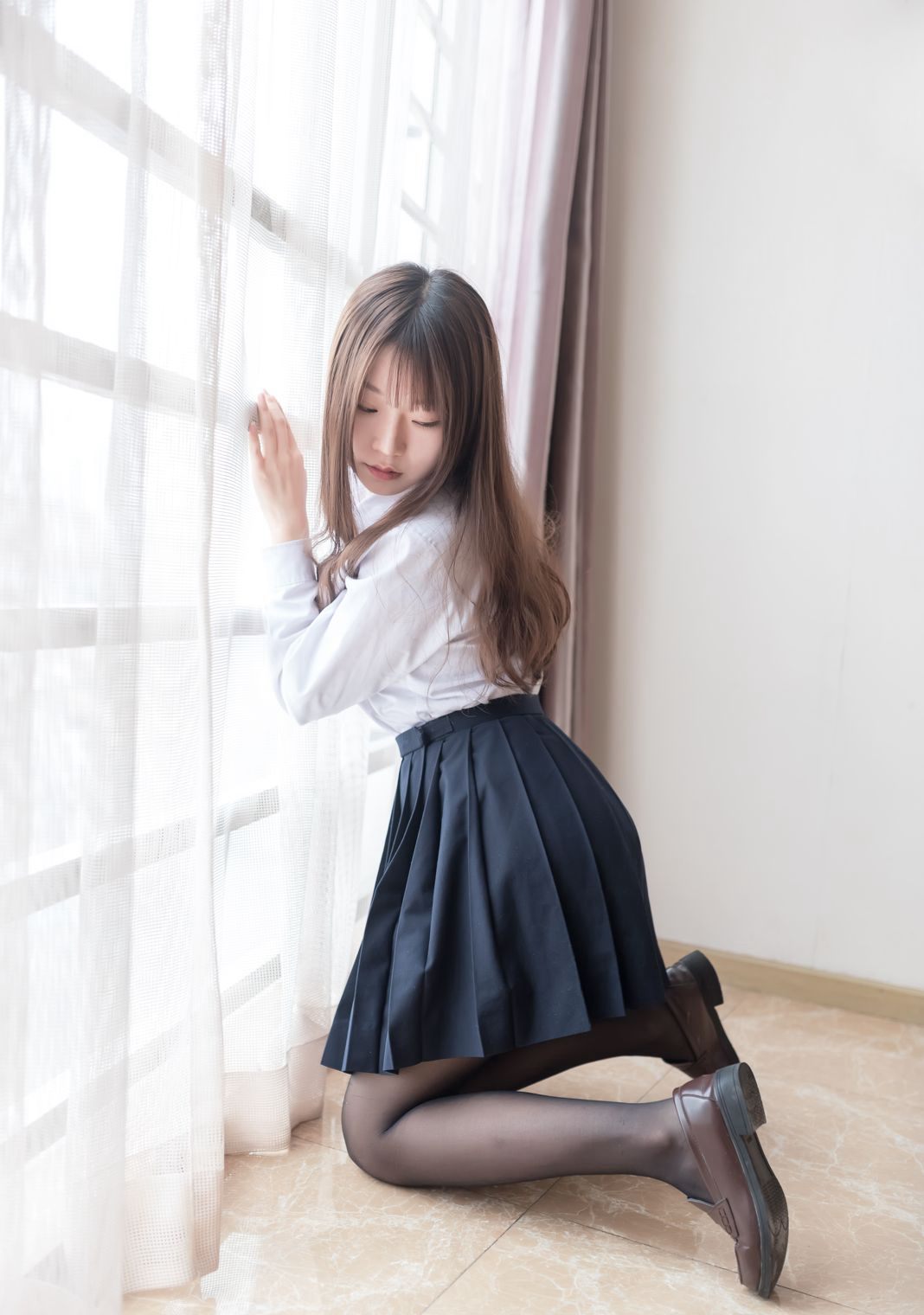 ภาพเซ็กซี่ชุดยูนิฟอร์มคอสเพลย์สาวสวยขนาดใหญ่ของวานิลลาเมี่ยวลูลูในถุงน่องดำ