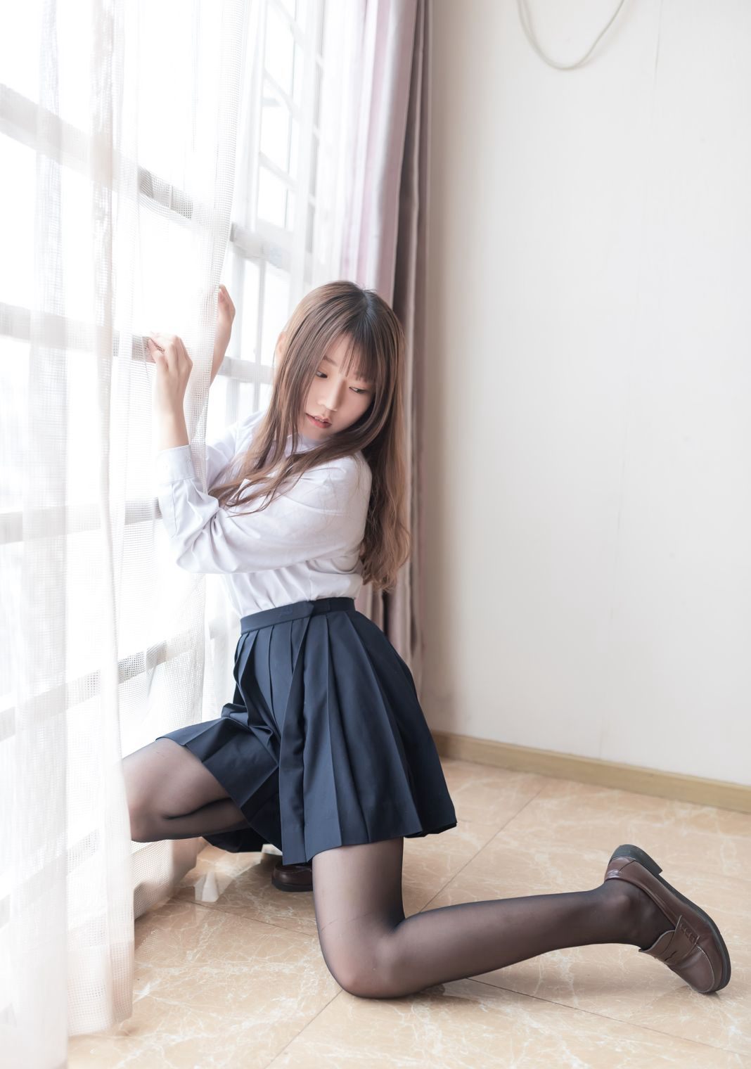 ภาพเซ็กซี่ชุดยูนิฟอร์มคอสเพลย์สาวสวยขนาดใหญ่ของวานิลลาเมี่ยวลูลูในถุงน่องดำ