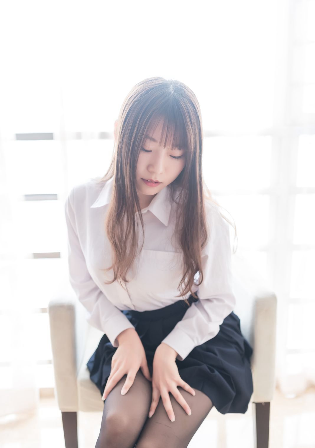 ภาพเซ็กซี่ชุดยูนิฟอร์มคอสเพลย์สาวสวยขนาดใหญ่ของวานิลลาเมี่ยวลูลูในถุงน่องดำ