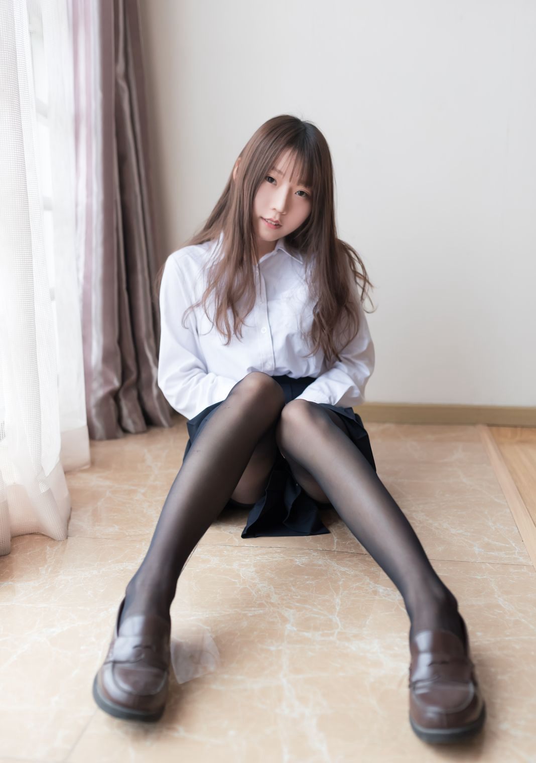 ภาพเซ็กซี่ชุดยูนิฟอร์มคอสเพลย์สาวสวยขนาดใหญ่ของวานิลลาเมี่ยวลูลูในถุงน่องดำ
