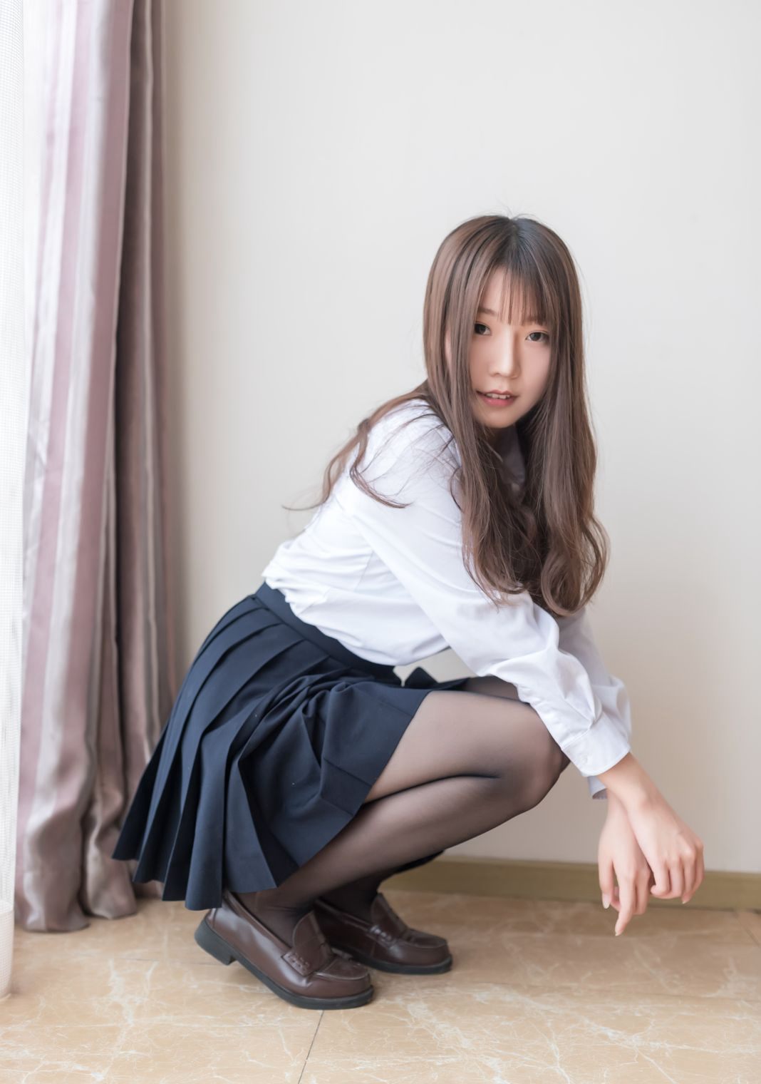 ภาพเซ็กซี่ชุดยูนิฟอร์มคอสเพลย์สาวสวยขนาดใหญ่ของวานิลลาเมี่ยวลูลูในถุงน่องดำ