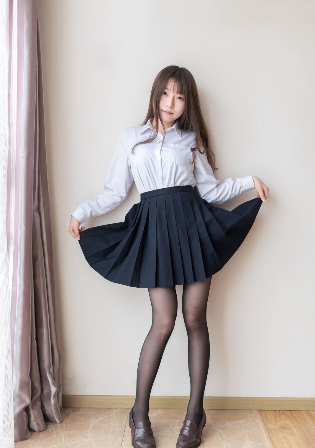 ภาพเซ็กซี่ชุดยูนิฟอร์มคอสเพลย์สาวสวยขนาดใหญ่ของวานิลลาเมี่ยวลูลูในถุงน่องดำ