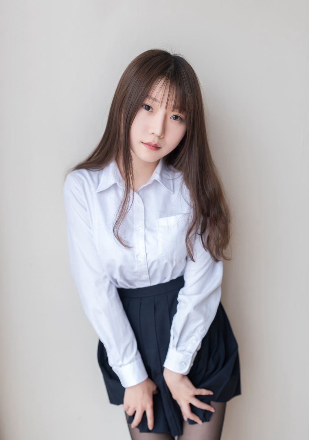 ภาพเซ็กซี่ชุดยูนิฟอร์มคอสเพลย์สาวสวยขนาดใหญ่ของวานิลลาเมี่ยวลูลูในถุงน่องดำ