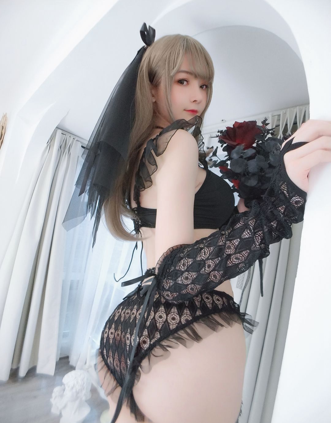 一小央澤最新Cosplay誘惑蕾絲情趣黑絲襪白皙美圖
