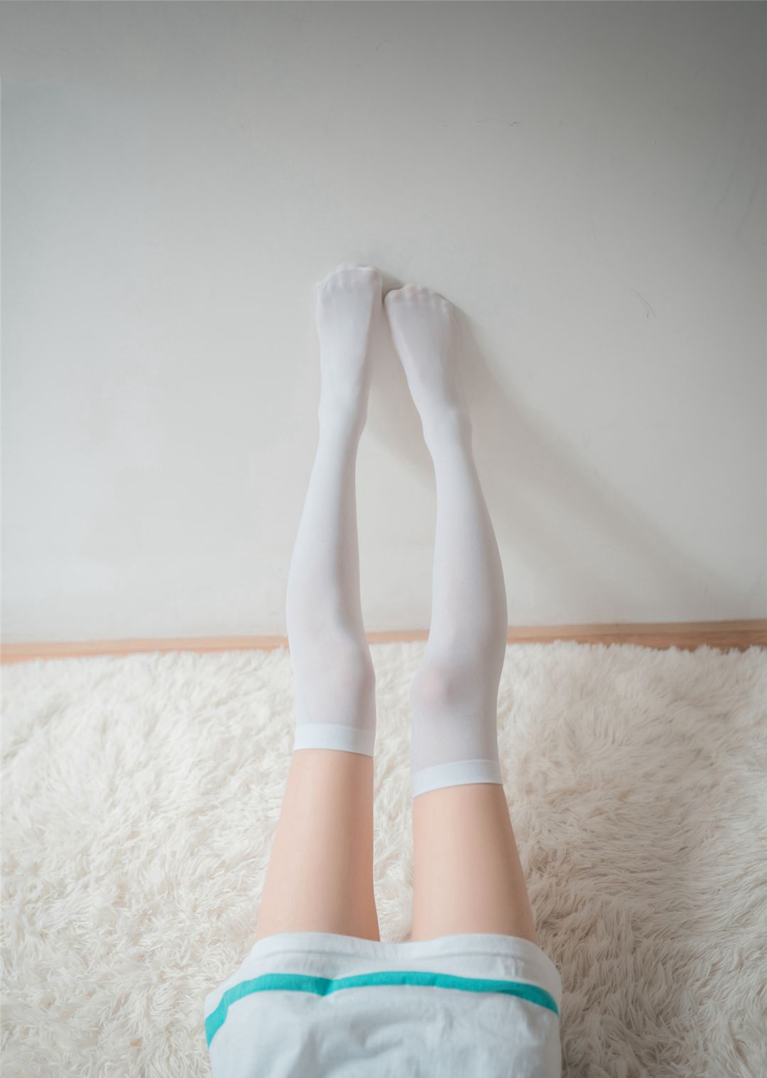 White Silk Foot Fetish Top-Quality Beautiful Legs Cosplay Beauty Large Scale Sexy Photoshoot