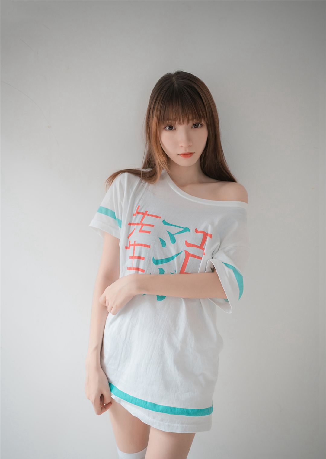 White Silk Foot Fetish Top-Quality Beautiful Legs Cosplay Beauty Large Scale Sexy Photoshoot