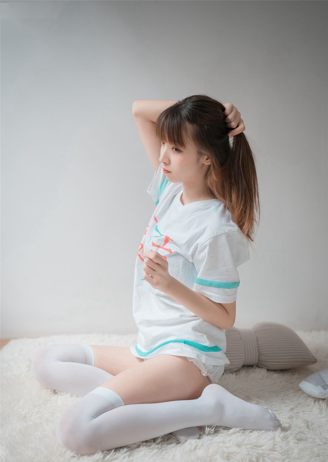 White Silk Foot Fetish Top-Quality Beautiful Legs Cosplay Beauty Large Scale Sexy Photoshoot