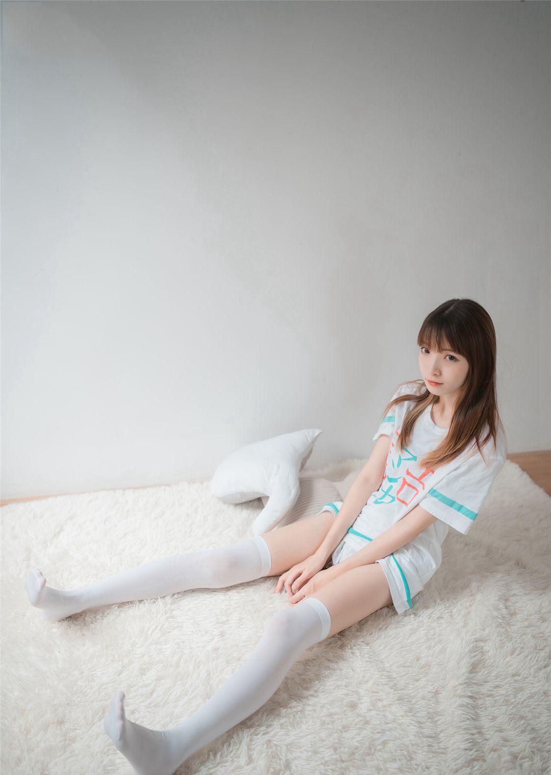 White Silk Foot Fetish Top-Quality Beautiful Legs Cosplay Beauty Large Scale Sexy Photoshoot