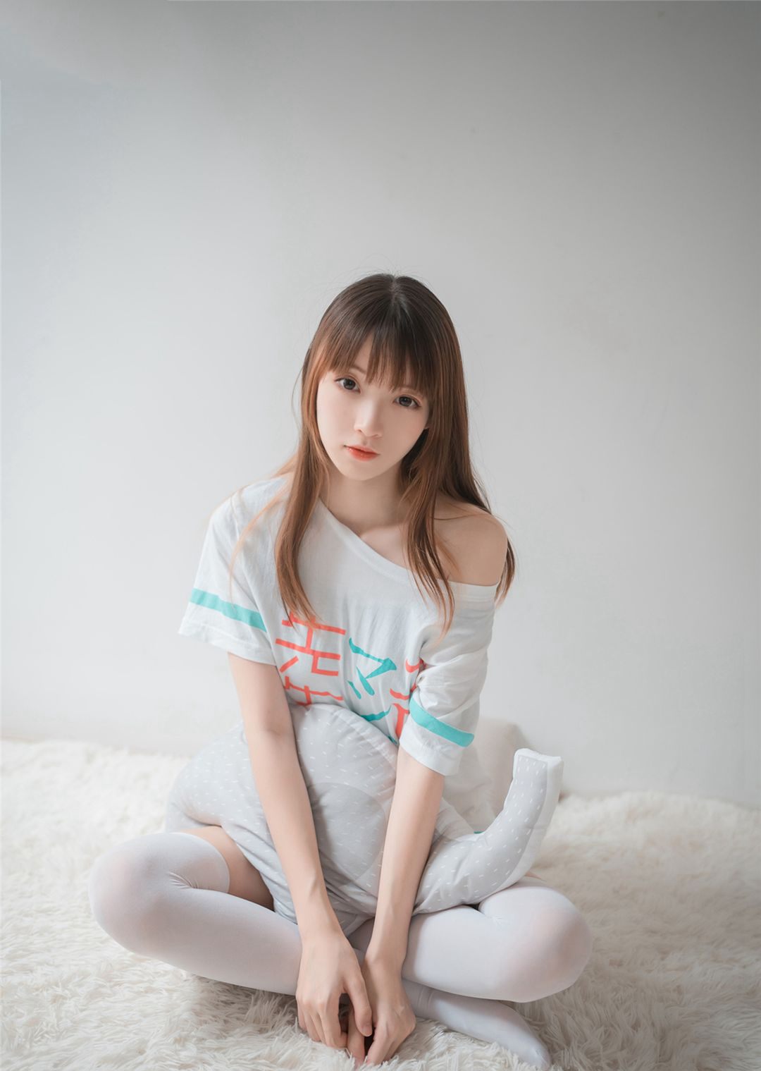 Chân trắng, chân đẹp, Cosplay, cô gái xinh đẹp, rất nóng bỏng.